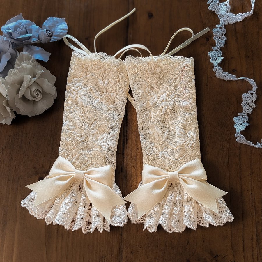 Aria Lace-up Armwarmers in Ivory